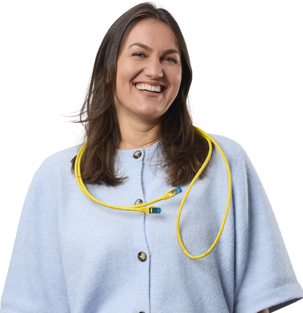 Mitarbeiterin im Bereich IT bei SAUTER mit Netzwerkkabel